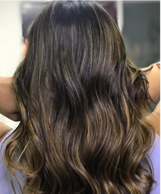 Resultado de cabelo castanho longo iluminado com mechas sutis