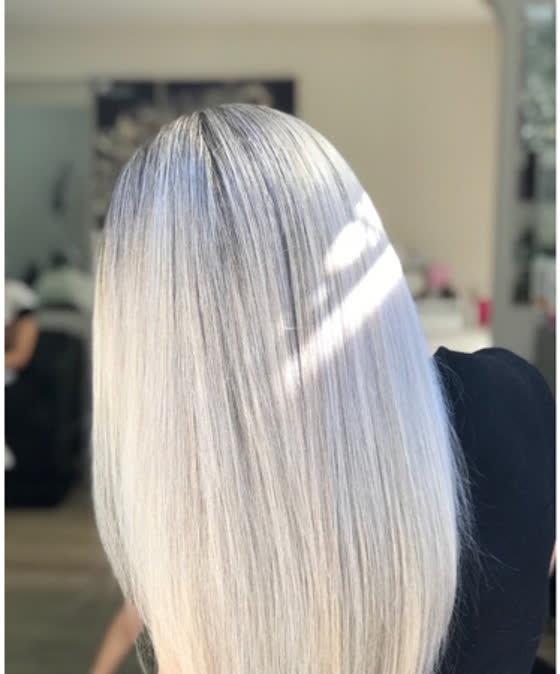 Cabelo liso em tom loiro muito claro visto por trás