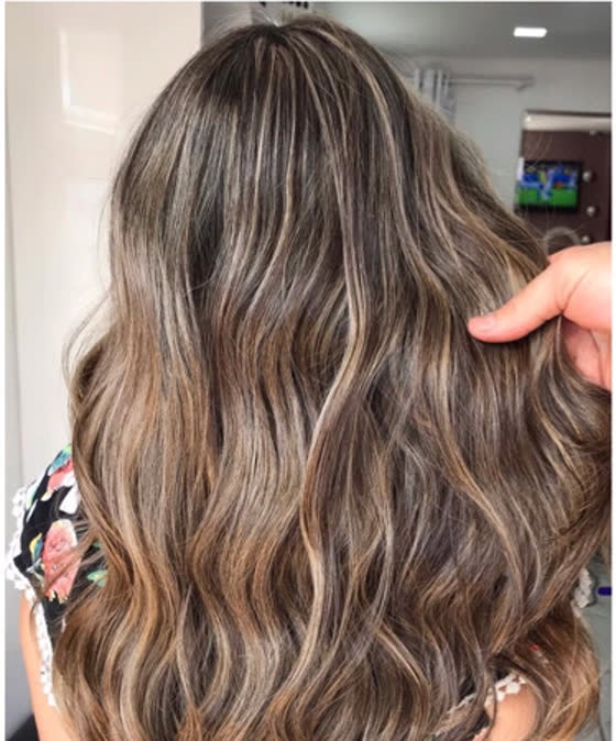 Cabelo castanho longo com mechas finas e ondas