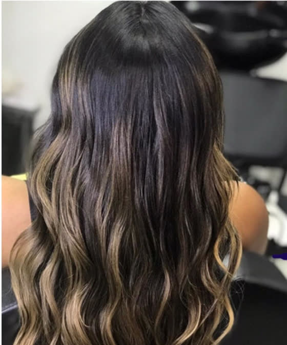 Cabelo castanho escuro com pontos de luz e ondas definidas